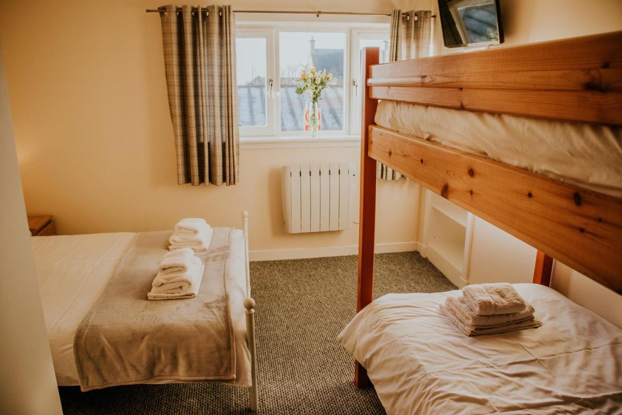 Uist Travel Accommodation Daliburgh  Bagian luar foto